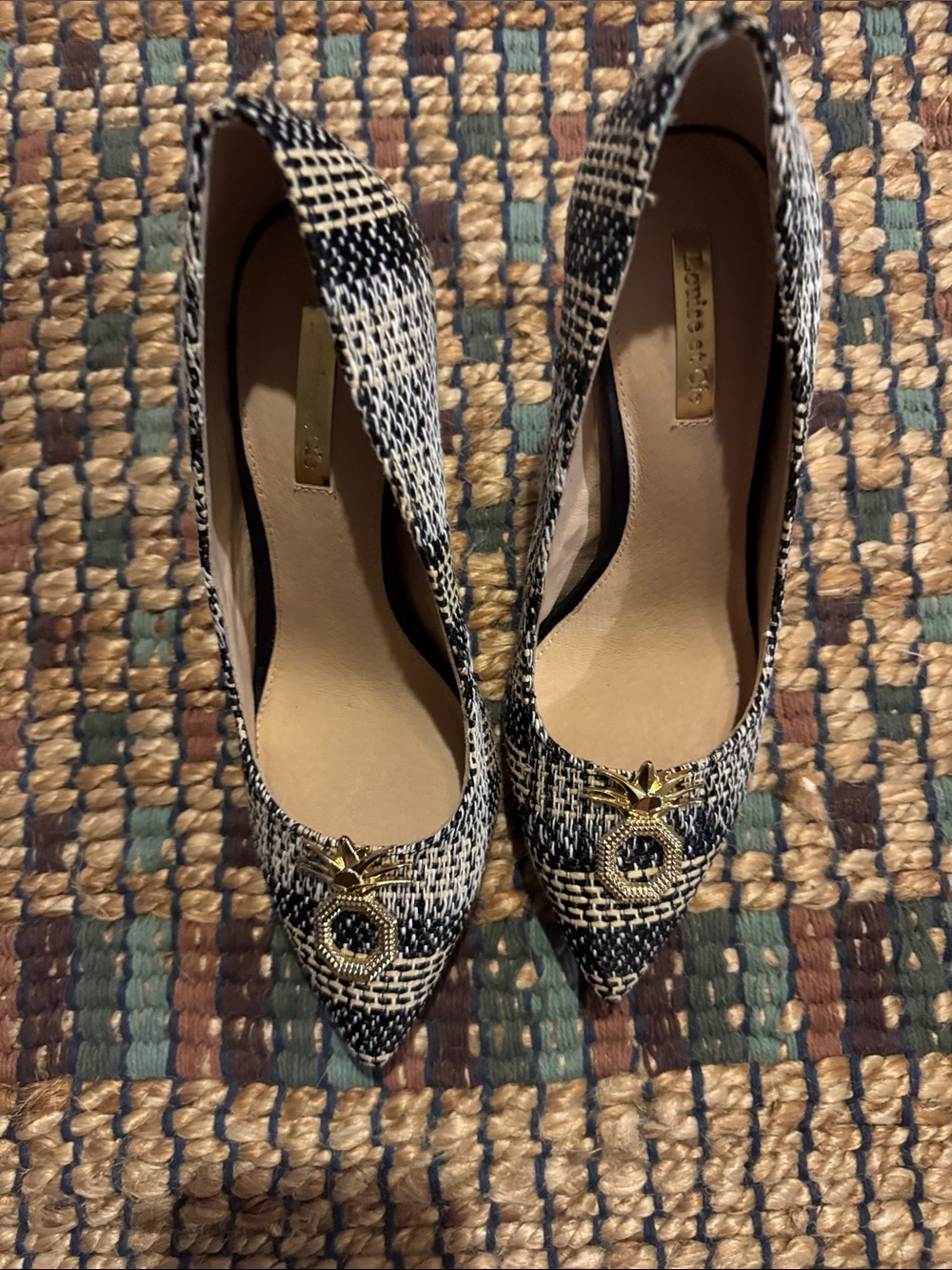 Louise et Cie Black & White Woven Pointed-Toe Pumps with Gold Emblem size 7.5